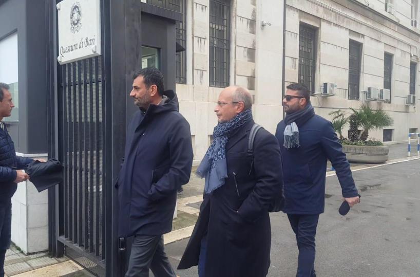 Bari, cassonetti bruciati in città, Decaro presenta denuncia : «Cerchiamo questi imbecilli»