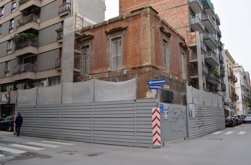 Antico palazzo demolito a Bari, proteste: «Ennesimo scempio»