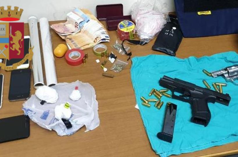 Bari, droga e armi in casa: arrestato 22enne al quartiere Libertà
