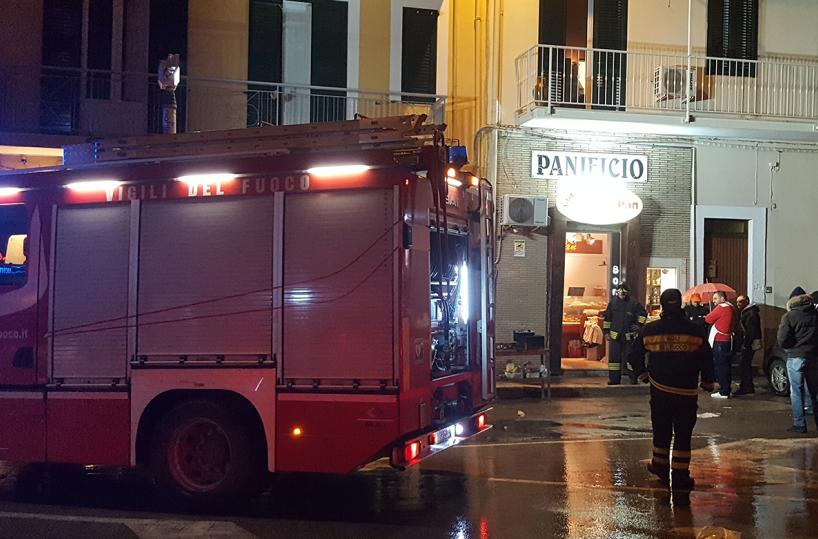 Bari, in fiamme la friggitrice: panico a Torre a Mare