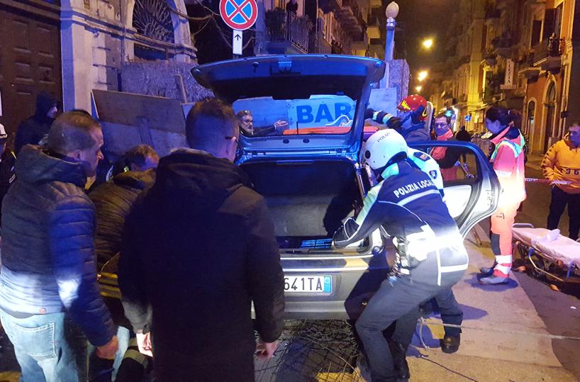 Carambola auto moto a Bari, 70enne schiacciata contro impalcatura