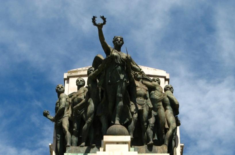 Taranto, danneggiano il monumento ai caduti: è caccia ai vandali