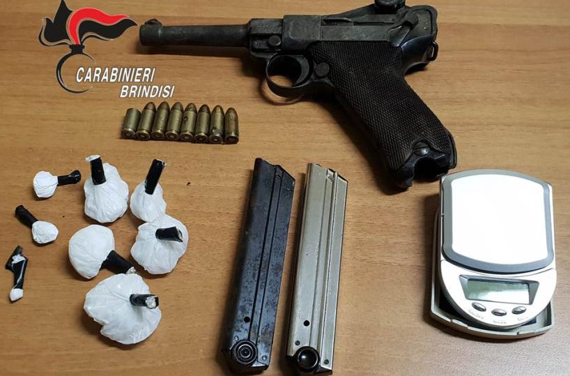 Fasano, minaccia la ex moglie e spara con pistola II Guerra mondiale