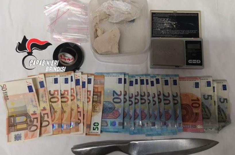 Di giorno cura l'erba al cimitero, di notte spaccia eroina: un arresto a Oria