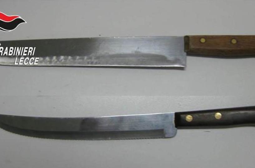 Scorrano, minaccia madre e cc con 2 coltelli da cucina, bloccato da spray al peperoncino