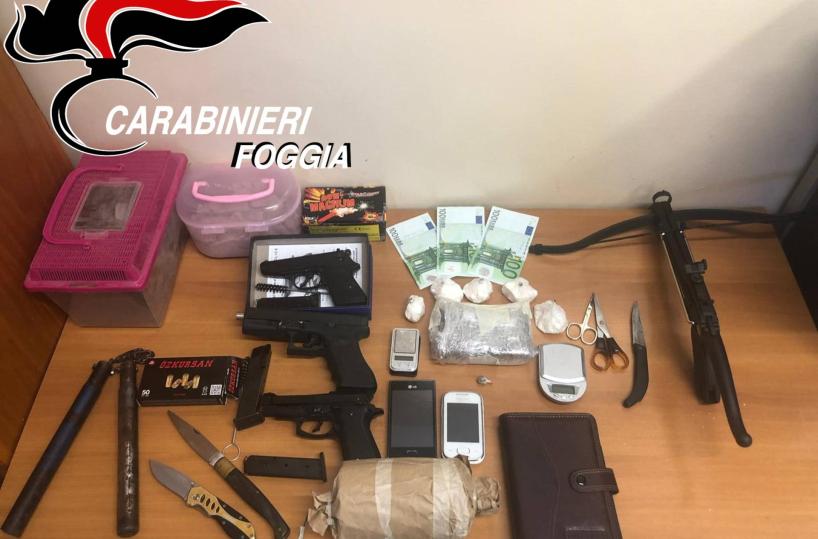 Manfredonia, nascondeva armi da kung fu, pistole e droga in casa: arrestato 20enne