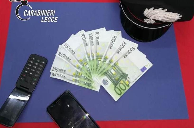 Lecce, madre e figlio estorcono mille euro ad anziano: in carcere