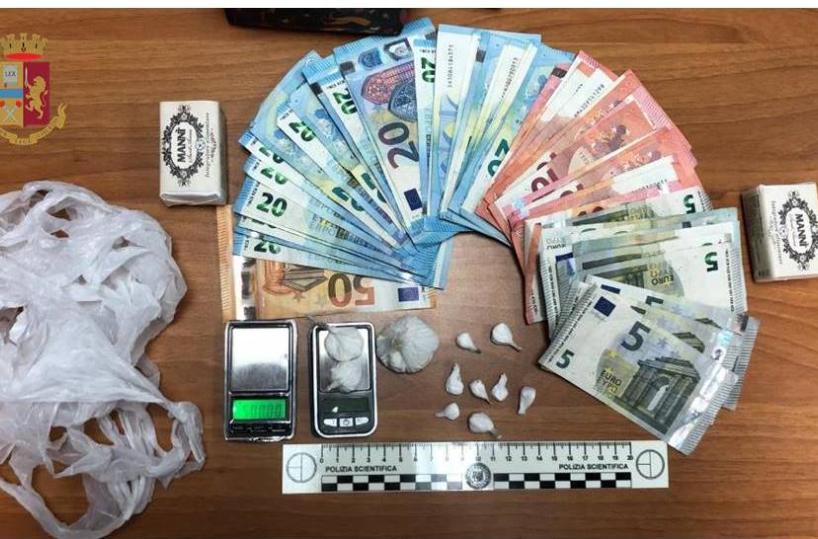 Taranto, lo spacciatore non molla: trovata cocaina in casa, in cella
