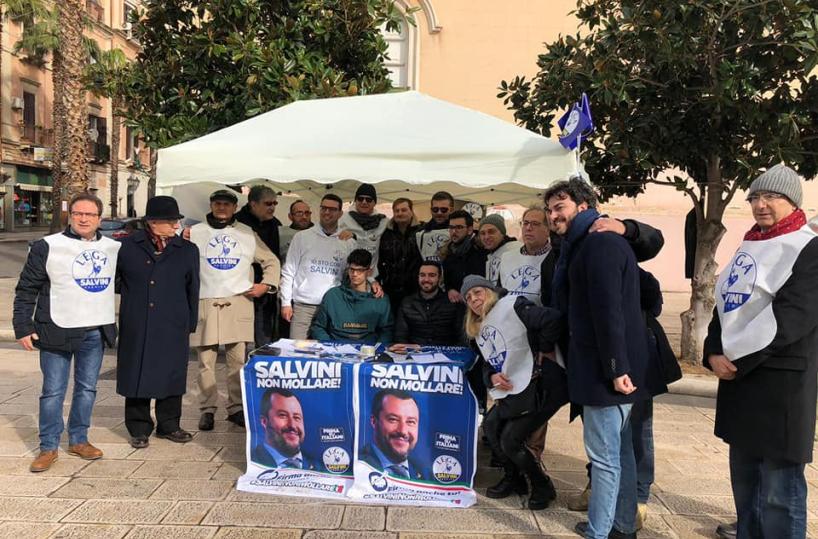 Caso Diciotti, contestazione contro gazebo pro Salvini a Taranto