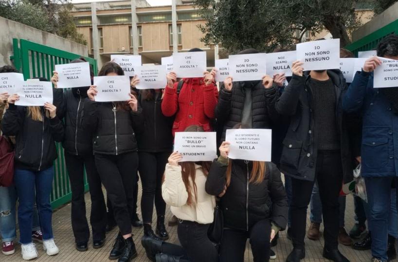 Professoressa trasferita, studenti organizzano flash-mob