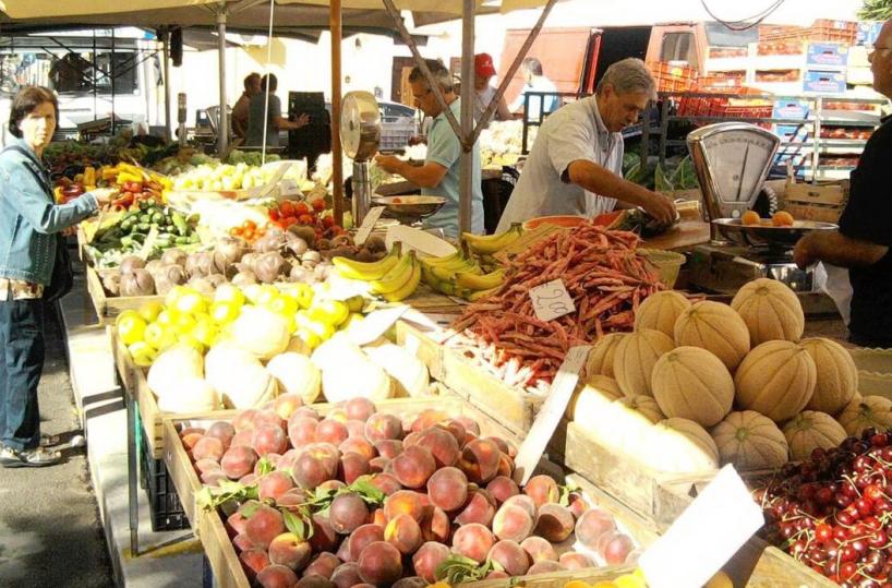 Giovane albanese trova soldi per terra e li restituisce ad anziano