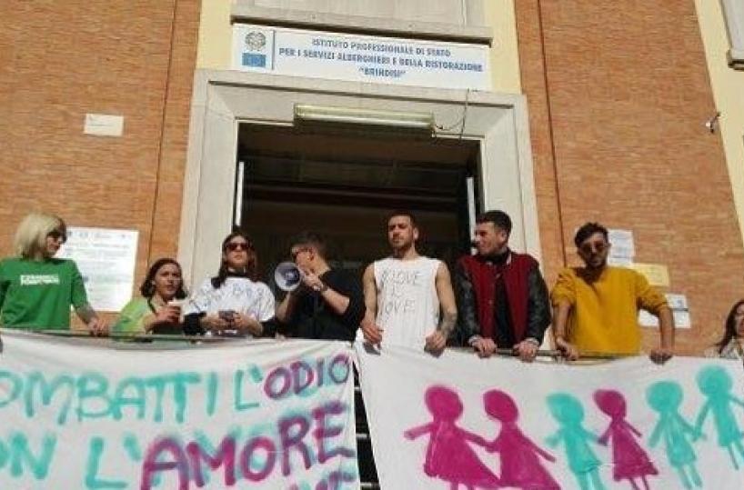 Brindisi, scritte omofobe contro studente, il flash mob dei compagni: #Siamotuttifroci