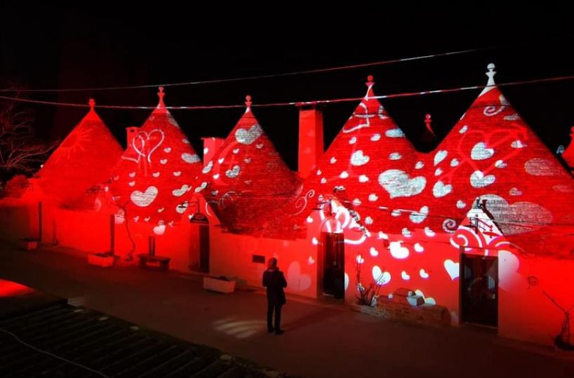 A San Valentino i trulli di Alberobello si colorano per gli innamorati