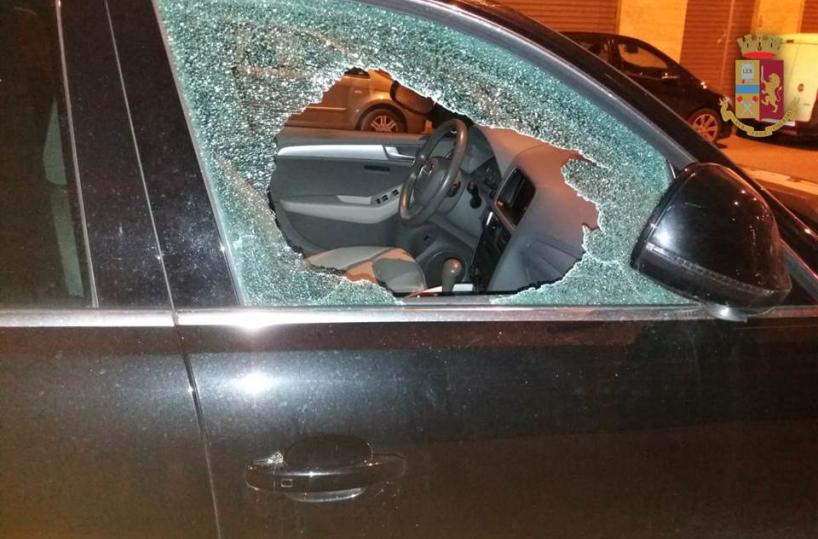 Tenta di rubare auto, passante chiama la polizia che lo blocca