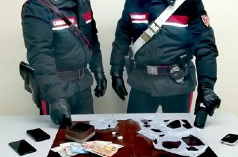 Monopoli, a 18 anni spaccia droga nella movida, 8 mesi di carcere