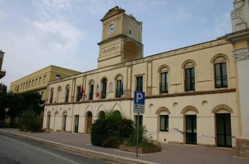 Bernalda, tentò di picchiare il sindaco in aula: in manette 71enne