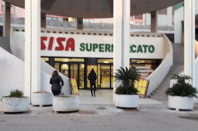 Gallipoli, nigeriano sventa rapina in supermercato: titolare lo assume