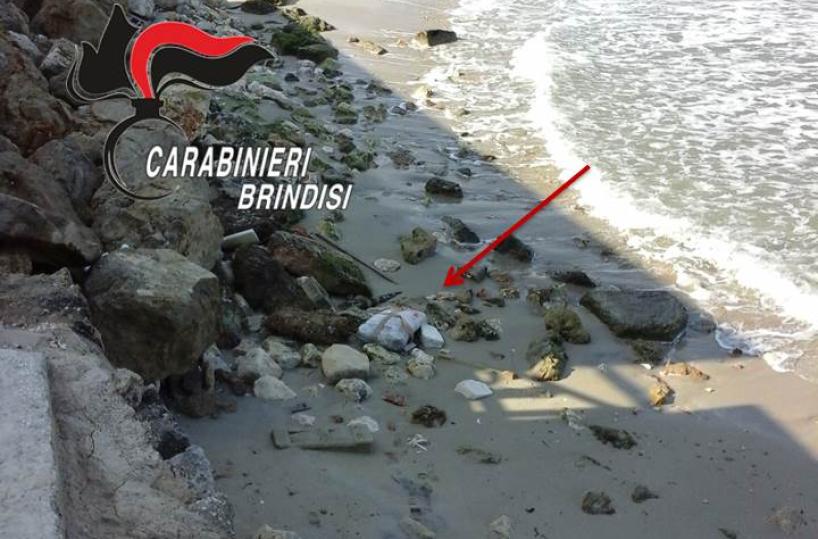 Carovigno, "spiaggiati" a Punta Penna Grossa 14 kg di marijuana 