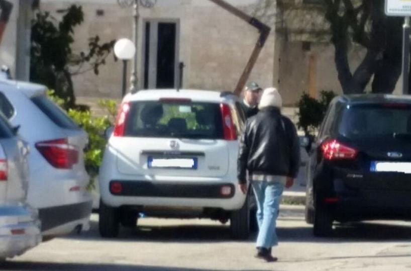 Parcheggiatore abusivo racimola 18 euro, prende multa di 871