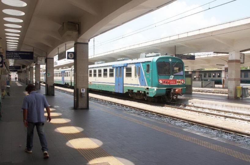 Romeno aggredisce coppia appartata in casolare vicino stazione: arrestato