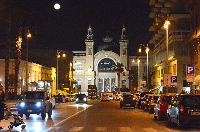 La Superluna sul teatro Margherita a Bari è da mozzare il fiato