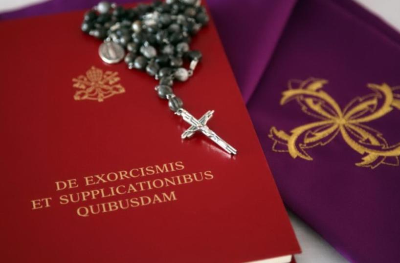 Lezioni di esorcismo a scuola, sacerdote: «Sarebbe servito»