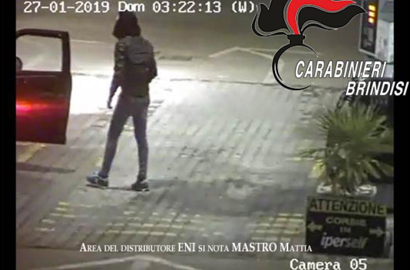 Incendiarono 5 auto e il prospetto di un palazzo nel Brindisino: catturato uno dei responsabili