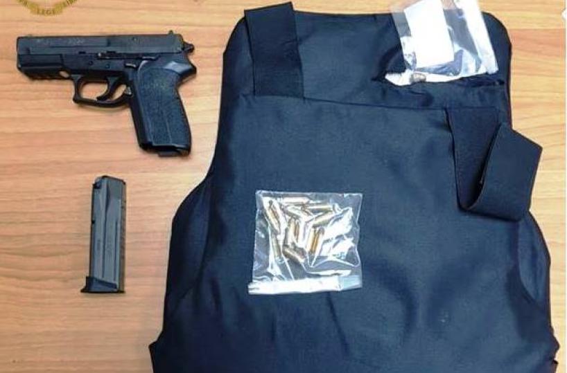 Litiga con i genitori, polizia trova in camera una pistola