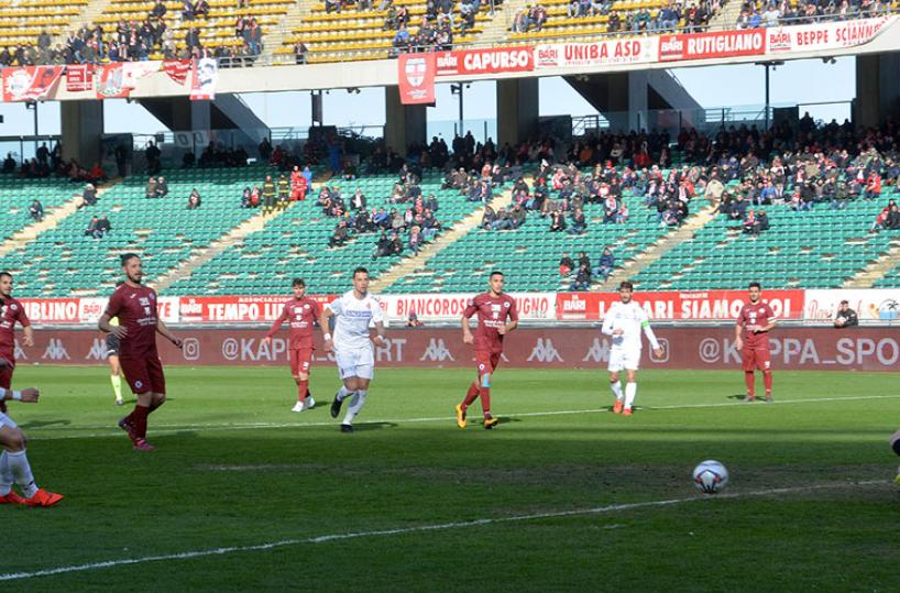 Bari calcio, «San Nicola» boom boom: festa della resurrezione