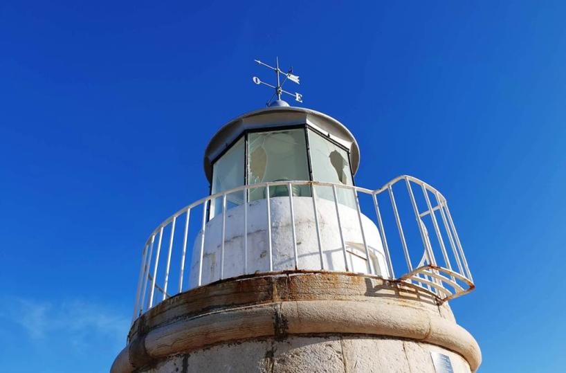 Sassi contro il faro di Trani: sfondate sette vetrate
