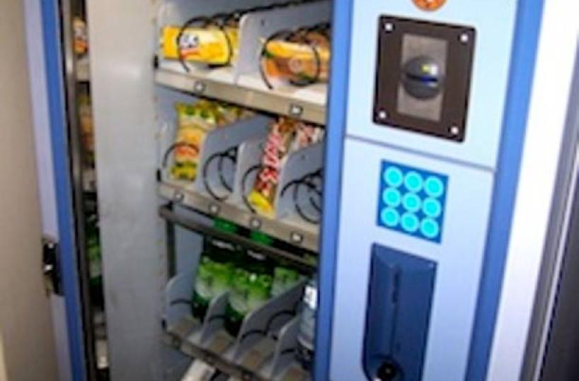 Taranto, ladro goloso ruba bevande e merendine da distributore automatico; arrestato 