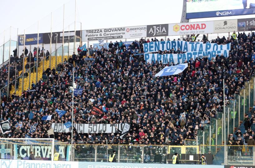 De Laurentiis contestato a Parmadai tifosi del Napoli in trasferta