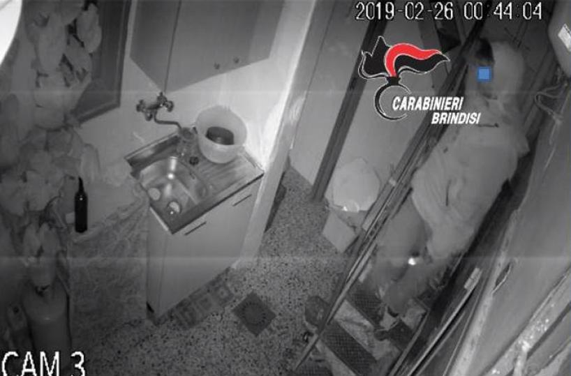 Ruba in casa della nonna 96enne e dello zio: arrestato