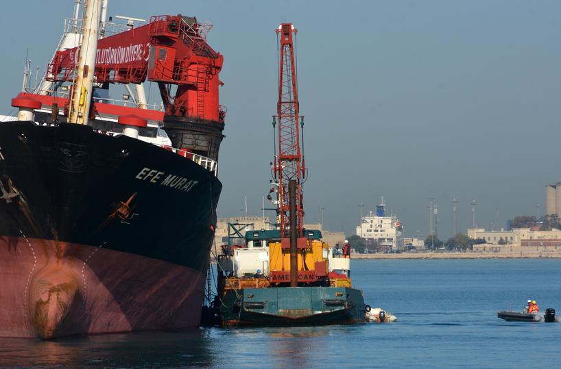 Bari, stop «pellegrinaggi» a nave arenata: Comune vieta transito