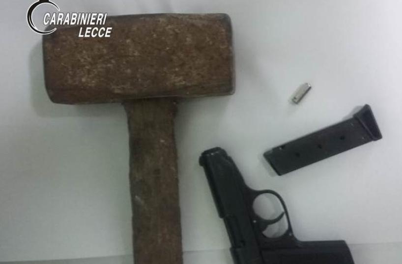 Lecce, sequestrata e minaccia con pistola giocattolo: fermato pregiudicato