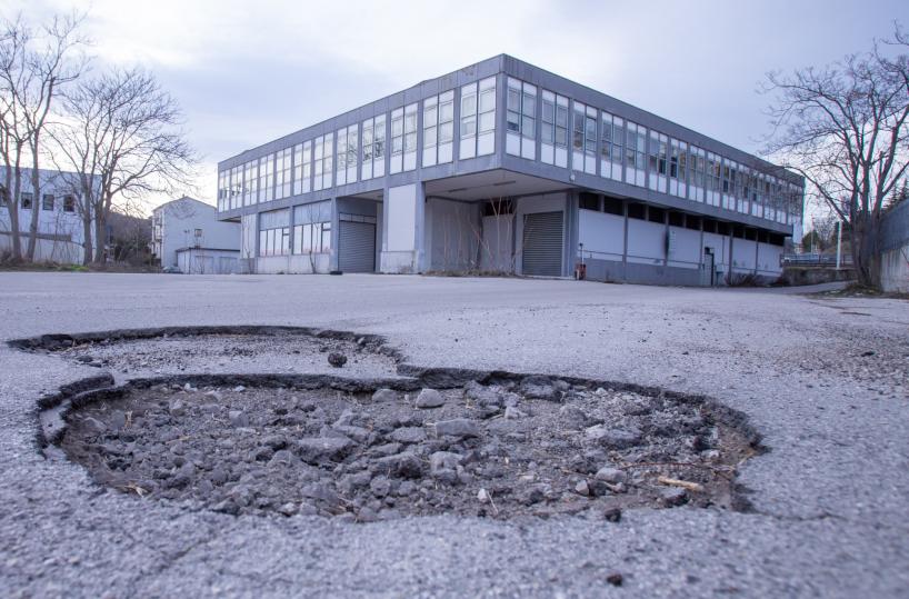 Chiuso e abbandonato l’ex «Car» di Potenza: ora è una discarica