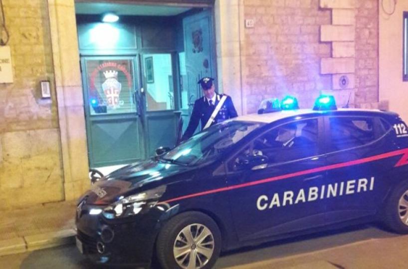 Ruba bancomat a casalinga e preleva 2mila euro: truffatore incastrato da telecamere