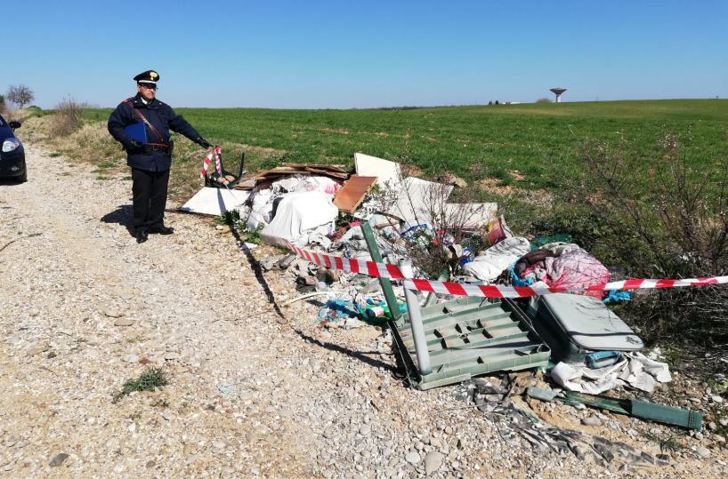 Eternit, spazzatura e rifiuti vari: a Bernalda scoperta discarica a cielo aperto