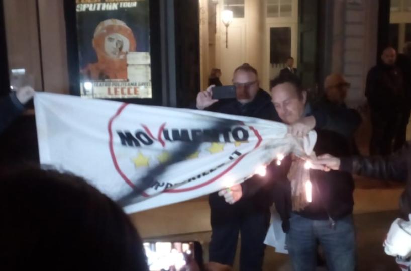 Lecce, Grillo contestato da attivisti M5S: Ilva e Tav, sei un traditore
