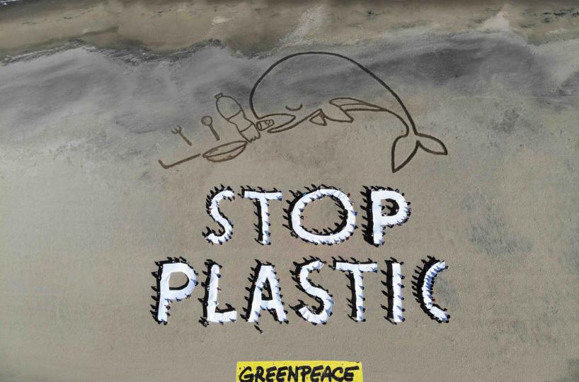 Barletta, una balena disegnata sulla spiaggia per dire stop alla plastica