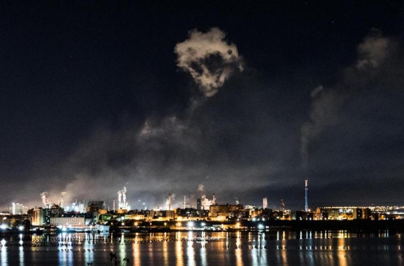 Un teschio con i fumi dell'ex Ilva: lo scatto della fotografa tarantina 