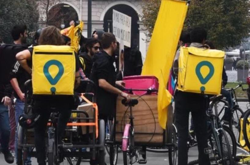 Foggia, rider aggredito e derubato con spray urticante: perde 70 euro di consegna e dovrà risarcire la piattaforma