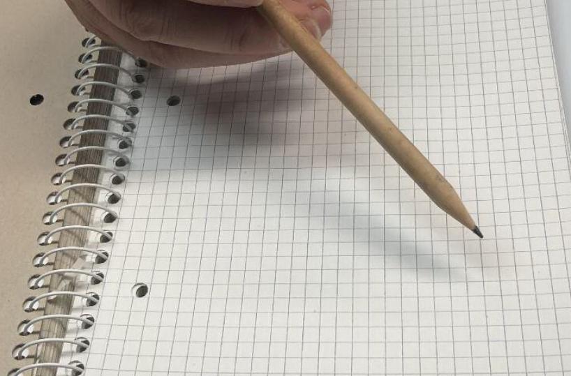 Matita appuntita sulla sedia in classe, studente operato