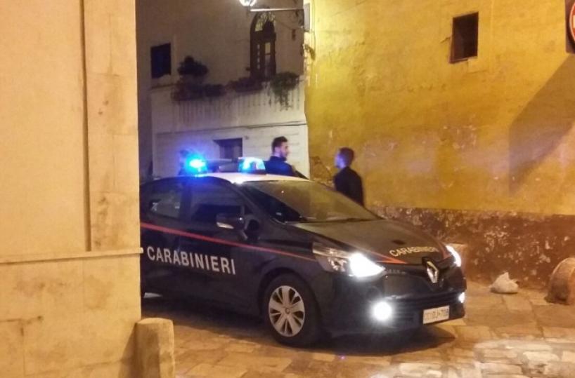 Fasano, gli sparano mentre fa la pipì per strada: ferito 40enne