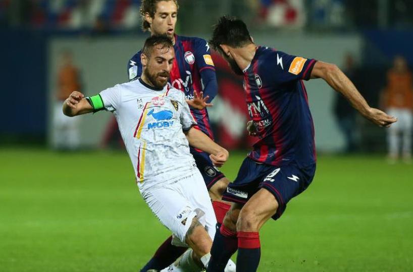 Serie B, il Lecce pareggia a Crotone, finisce 2-2