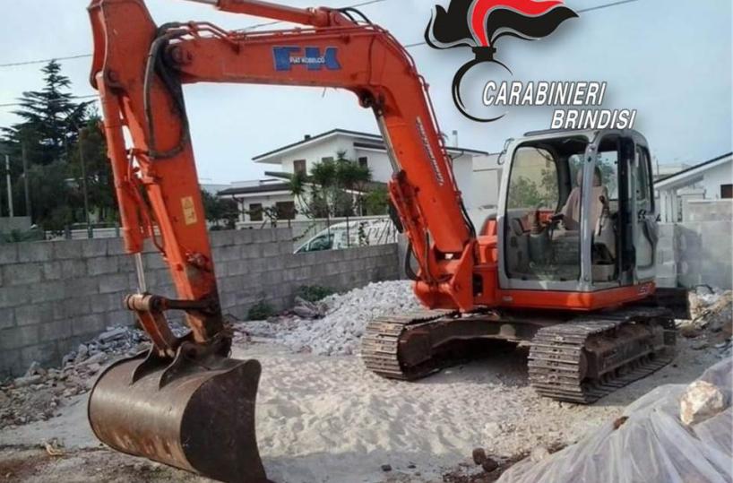 Trovati 2 escavatori nelle campagne: erano stati rubati a Lecce