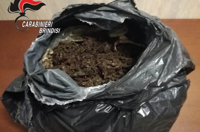 In un sacco della spazzatura 8kg di marijuana: è mistero