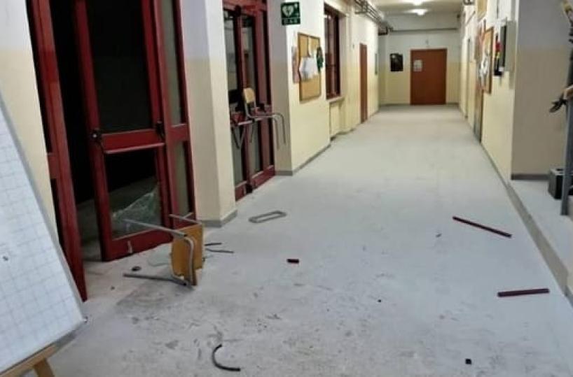 Brindisi, atti vandalici in scuola media: resterà chiusa per 4 giorni