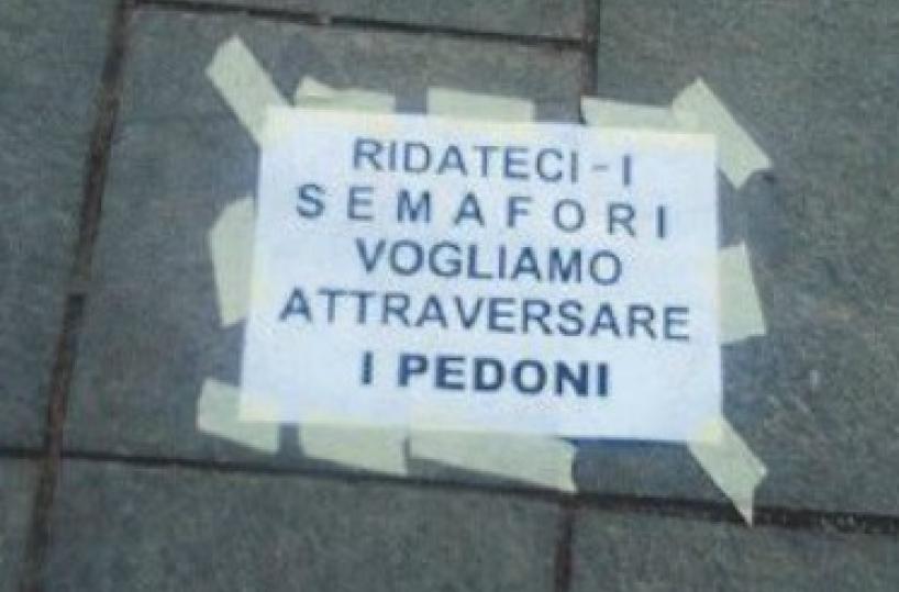 Foggia, pedoni protestano: «Ridateci i semafori»