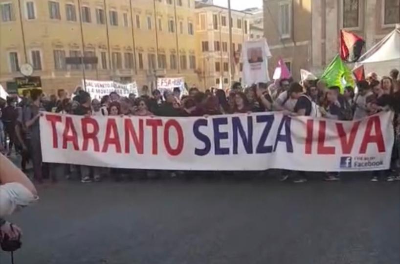 Operai del siderurgico in marcia per il clima: &laquo;Taranto senza Ilva&raquo;